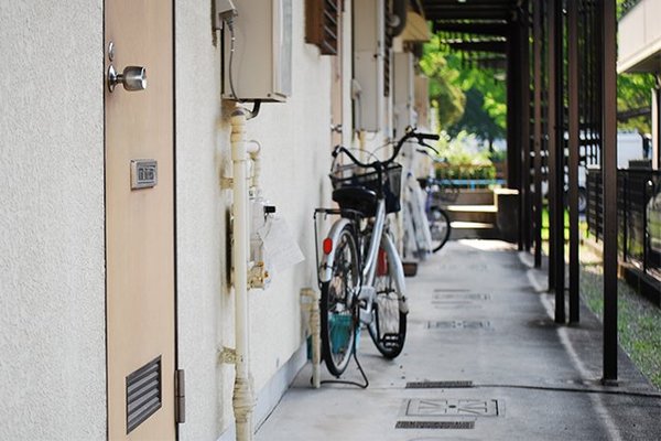 【孤独死】警察からの連絡後の流れは?遺体引き取りから清掃まで必要な手順を全て解説