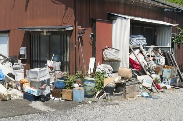 ゴミ屋敷に住む人の8つの心理|適切に対処する方法を解説