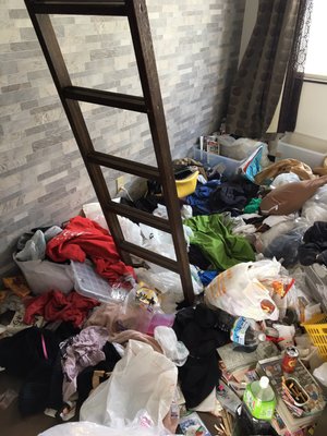 部屋の床を埋め尽くす日用品ゴミの全撤去の施工前