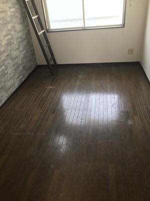 部屋の床を埋め尽くす日用品ゴミの全撤去の施工後