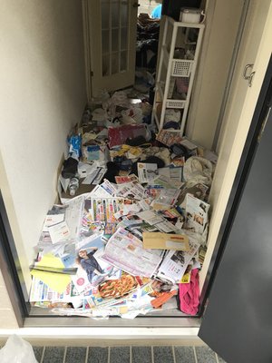 玄関まで散らかった紙類・日用品ゴミのお片付けの施工前