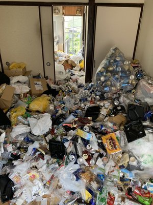 部屋いっぱいに飲食物のゴミが散らかったお部屋の掃除の施工前