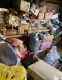 親族の家を売却するため女性スタッフに片付け依頼の施工前