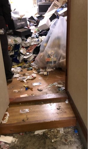 【1R】玄関からゴミで溢れていまゴミ屋敷の清掃:199,000円の施工前