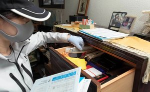 探し物や貴重品の捜索から、残しておくもの分別まで丁寧におこないます。の施工前