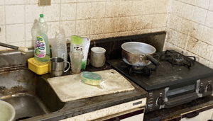 汚部屋片付け・キッチンハウスクリーニングの施工前