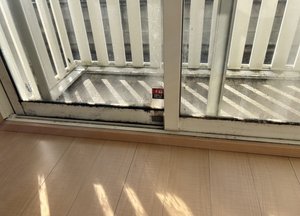 【清掃作業】窓のカビ汚れの施工前