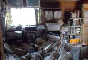 【平屋1軒、2LDK】床が見えないお部屋での作業の施工前