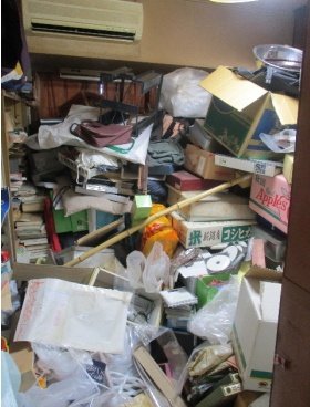天井まで物が積み重なったお部屋の施工前