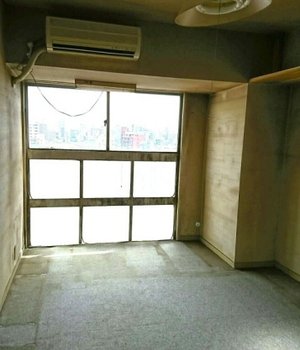 天井まで物が積み重なったお部屋の施工後