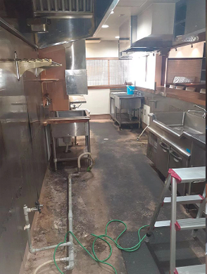 店舗のキッチン清掃の施工前