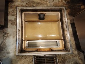 神奈川県川崎市:グリストラップ清掃の施工前