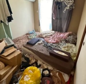 遺品整理・床のハウスクリーニングの施工前