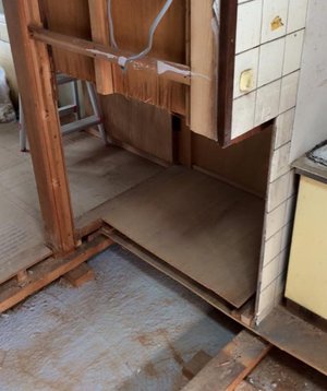 特殊清掃・遺品整理・フローリング解体作業の施工前