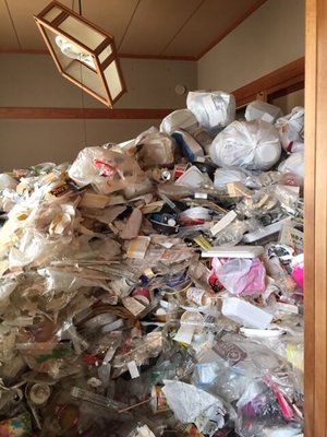 天井に届くほどのゴミ屋敷でもあっという間に対応します。(新潟市中央区)の施工前