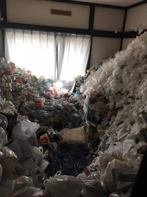 天井近くまで積み上がったゴミも迅速にお片付けいたしますの施工前