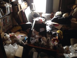 孤独死の発見現場にて:特殊清掃と遺品整理の施工前