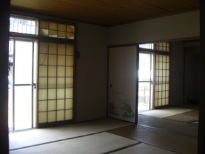 雪が舞う中での作業となった一戸建て住宅での事例の施工前