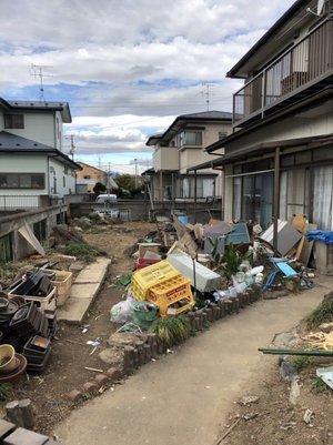 持家を不動産売却にともなう遺品整理つづき:お庭の片付けの施工前