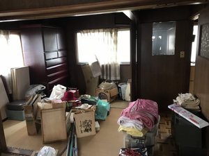 二階建てで家財の搬出つづきの施工前
