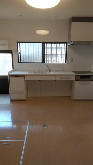 リビングの整理・移動とキッチンの残置物の移動の施工前