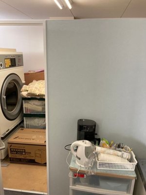 老人ホームの業務用乾燥機取り外し・パーテーションの解体の施工前