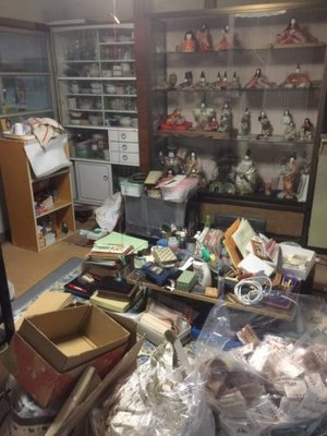 【一部屋】大量の人形、その他不用品の回収の施工前