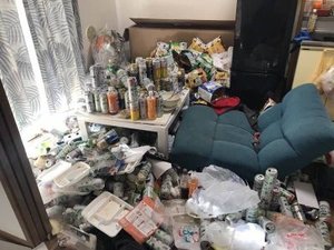 缶やゴミが散らかった汚部屋の遺品整理の施工前