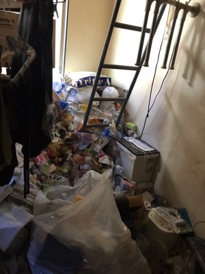 リビングとロフト部分などのお部屋のお片付けと清掃作業の施工前