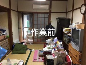たくさんの本が残ったお部屋での作業の施工前