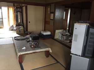 広いお宅には生活用品が多く残されていましたの施工前