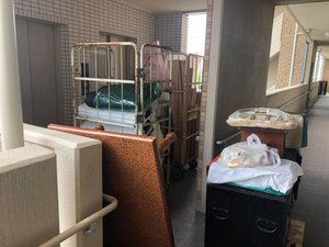 【高層マンション】手運び距離がある不用品回収の施工前