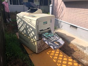 巨大なFAXの引き取り回収作業の施工前