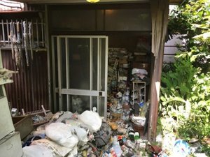 玄関での作業事例の施工前