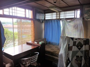 一軒家の二階からの家具の運び出しの施工前