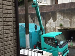 【5LDK】ピアノはクレーン車で搬出しました ※写真はどちらも作業中のものですの施工後