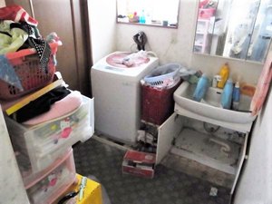 洗面所の作業の様子です。の施工前