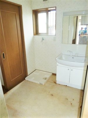 洗面所の作業の様子です。の施工後