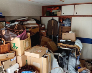 お部屋中に積み重なったゴミや不用品の整理の施工前