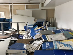 【ビル2Fの15畳ワンルーム】事務所 ※胆振東部地震の後の片付け(30,000円〜)の施工前