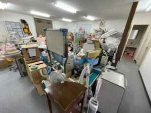 事務所の移動に伴う倉庫片付けの施工前