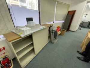 事務所のデスクやロッカーの買取の施工前