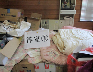 玄関、1階階段下、洗面所、お風呂場、2階洋室、ベランダの片付けのご依頼(88,000円)の施工前