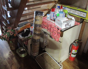 【一軒家】階段下の清掃作業(3,300円)の施工前