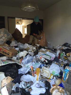 ゴミ屋敷清掃は害虫駆除からハウスクリーニングまで対応します。の施工前