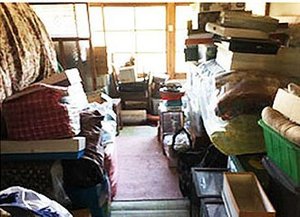 大量の日用品も丁寧に仕分けいたしますの施工前