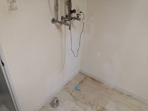 4階階段からリサイクル家電の搬出作業の施工前