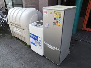 4階階段からリサイクル家電の搬出作業の施工後