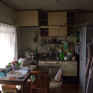 生活感の残る台所の施工前