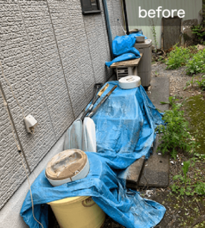 家の裏に溜まった不用品の回収(10,000円)の施工前